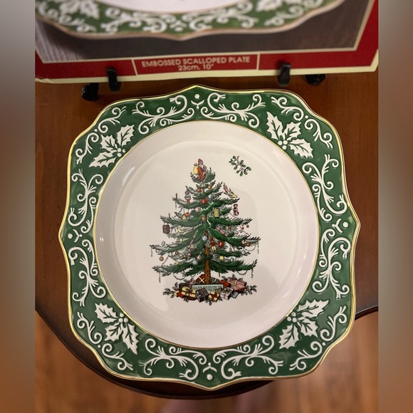 Spode embossed Christmas Tree Plate - Picture 2 of 7
